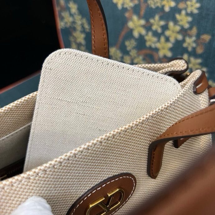 Сумка шоппер Valentino Garavani Antibes 22 см фото 3