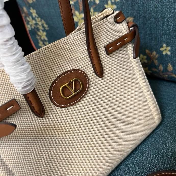 Сумка шоппер Valentino Garavani Antibes 22 см фото 4