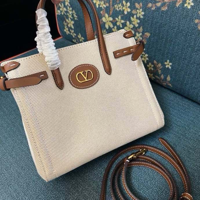 Сумка шоппер Valentino Garavani Antibes 22 см фото 5