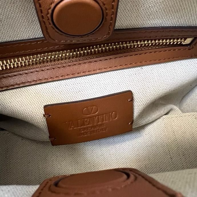 Сумка шоппер Valentino Garavani Antibes 22 см фото 9