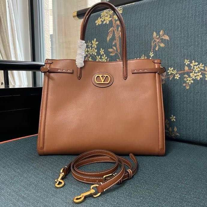 Сумка шоппер Valentino Garavani Antibes среднего размера из кожи 35 см