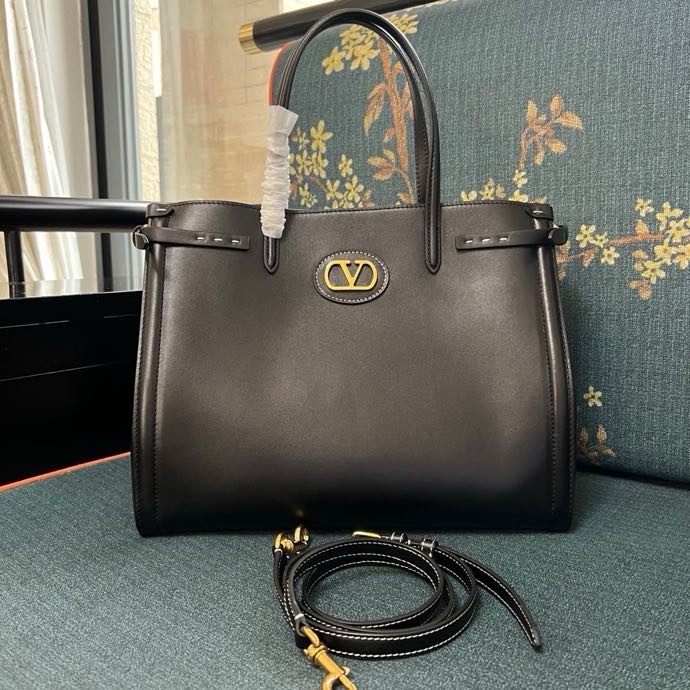 Сумка шоппер Valentino Garavani Antibes среднего размера из кожи 35 см