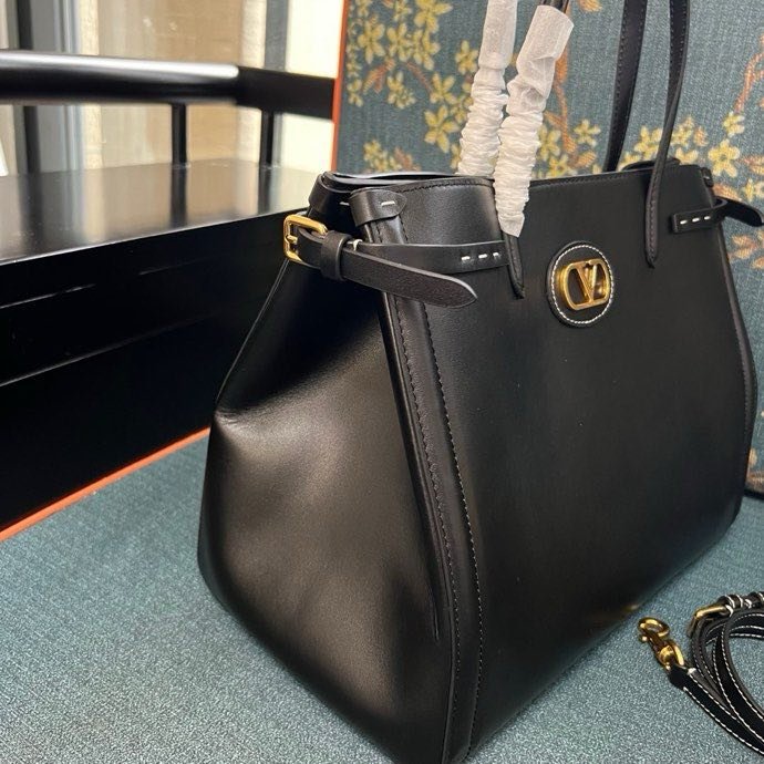 Сумка шоппер Valentino Garavani Antibes среднего размера из кожи 35 см фото 2