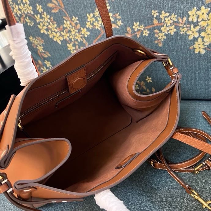 Сумка шоппер Valentino Garavani Antibes среднего размера из кожи 35 см фото 4