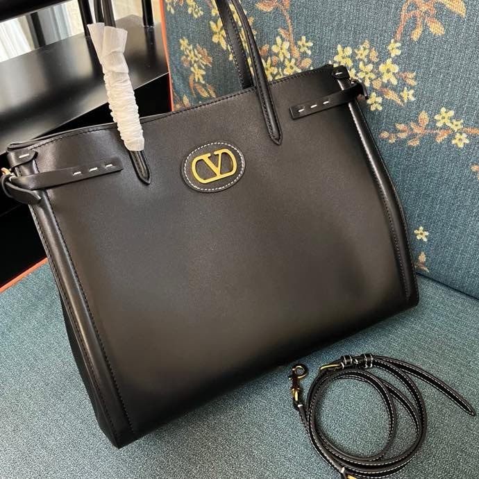 Сумка шоппер Valentino Garavani Antibes среднего размера из кожи 35 см фото 4