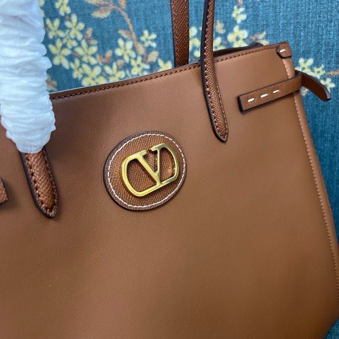 Сумка шоппер Valentino Garavani Antibes среднего размера из кожи 35 см фото 5