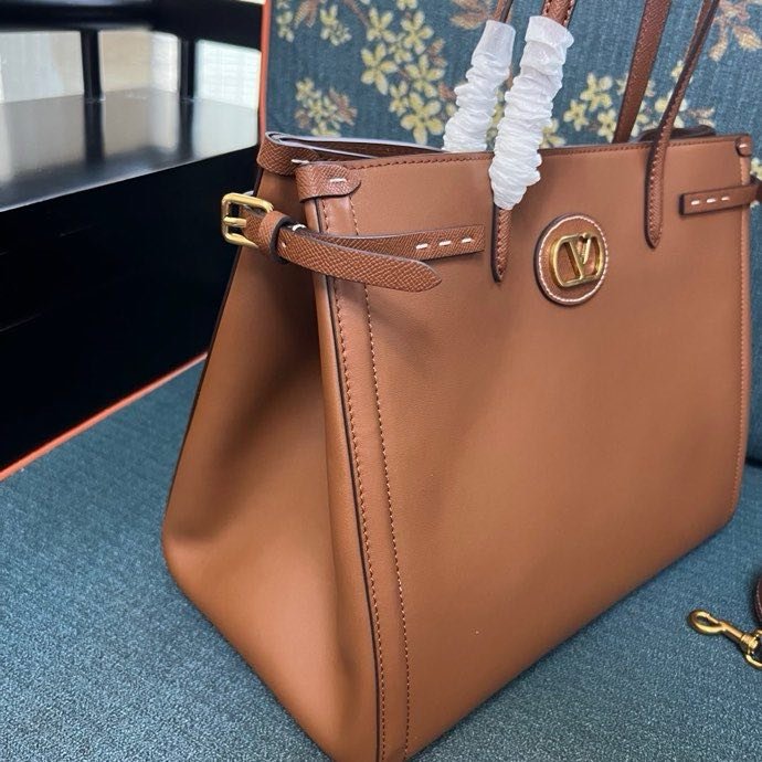 Сумка шоппер Valentino Garavani Antibes среднего размера из кожи 35 см фото 6