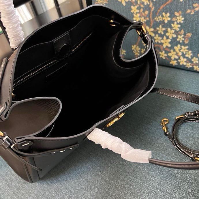 Сумка шоппер Valentino Garavani Antibes среднего размера из кожи 35 см фото 6