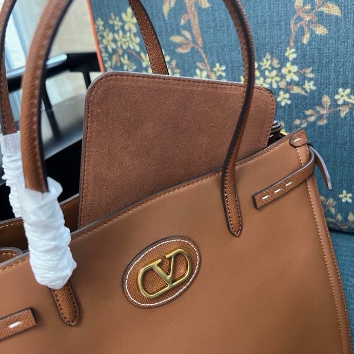 Сумка шоппер Valentino Garavani Antibes среднего размера из кожи 35 см фото 7