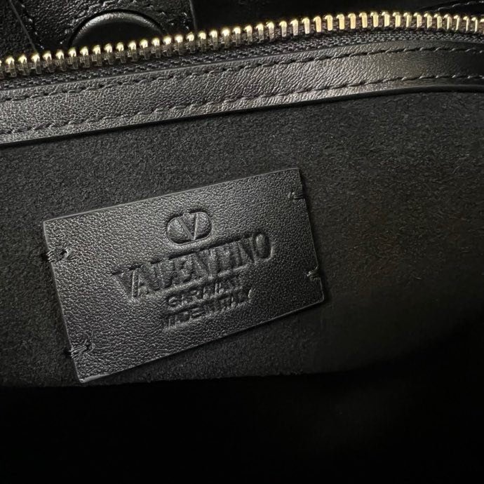 Сумка шоппер Valentino Garavani Antibes среднего размера из кожи 35 см фото 7