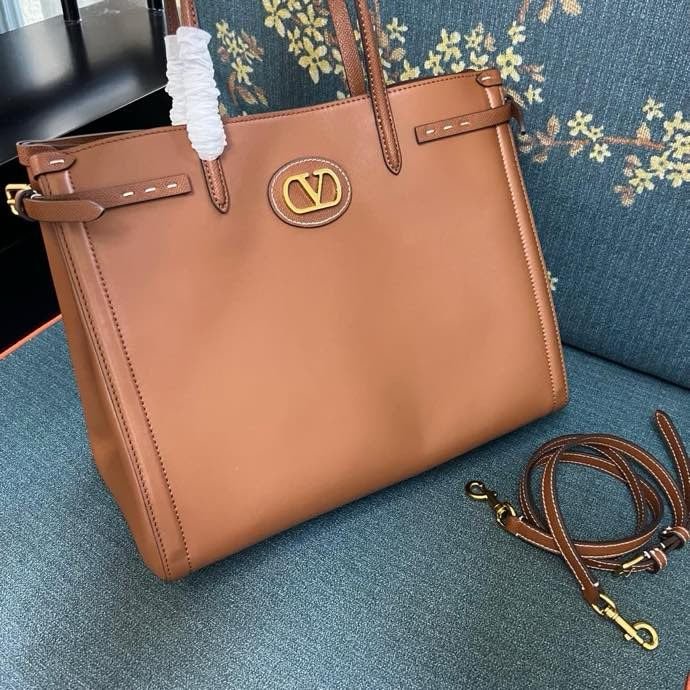 Сумка шоппер Valentino Garavani Antibes среднего размера из кожи 35 см фото 8