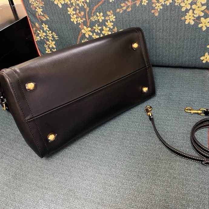 Сумка шоппер Valentino Garavani Antibes среднего размера из кожи 35 см фото 8