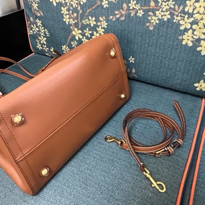 Сумка шоппер Valentino Garavani Antibes среднего размера из кожи 35 см фото 9