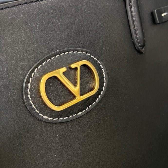 Сумка шоппер Valentino Garavani Antibes среднего размера из кожи 35 см фото 9