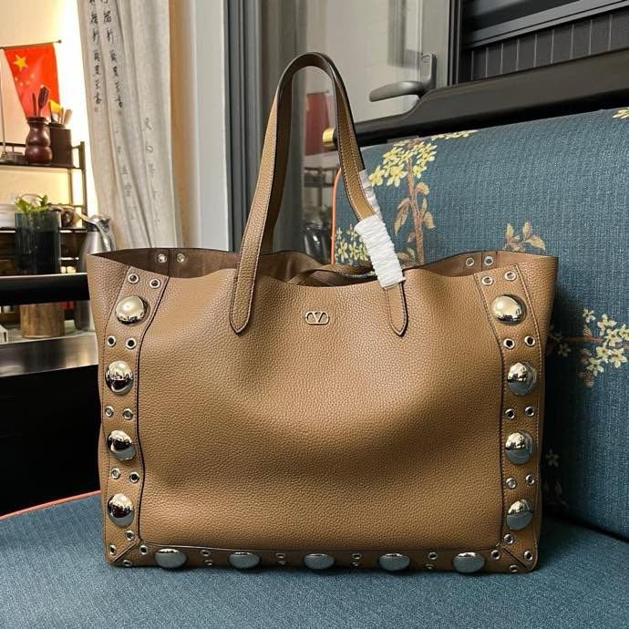 Сумка шоппер Valentino Garavani Nellcote Grained Calfskin 46 см