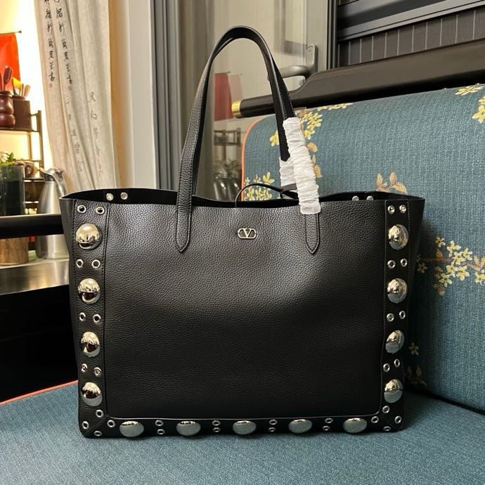 Сумка шоппер Valentino Garavani Nellcote Grained Calfskin 46 см