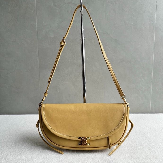A bag SOFT TRIOMPHE HALFMOON 25 cm