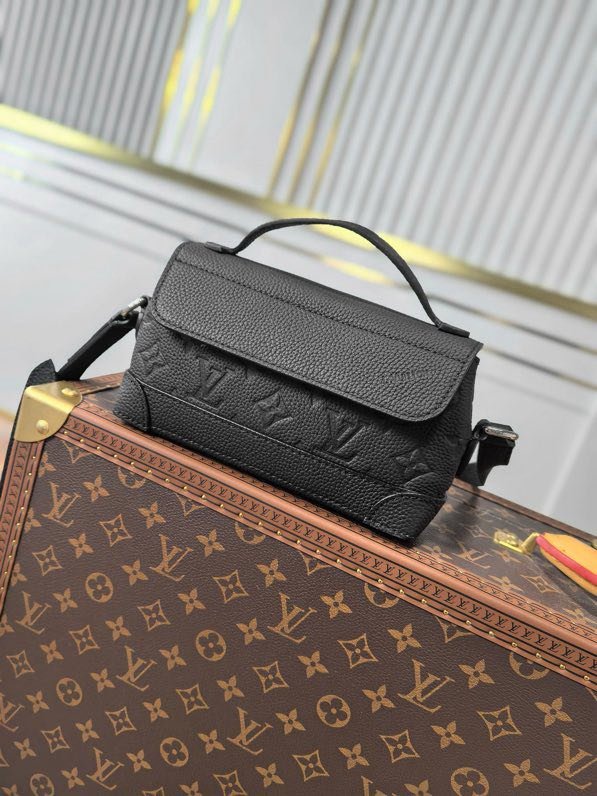 A bag Steamer East West 20 cm