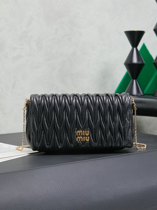A bag quilted leather 18 cm