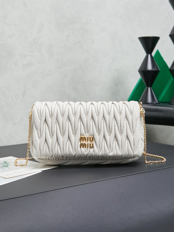 A bag quilted leather 18 cm