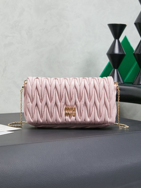 A bag quilted leather 18 cm