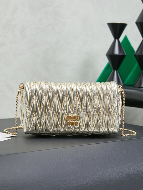 A bag quilted leather 18 cm