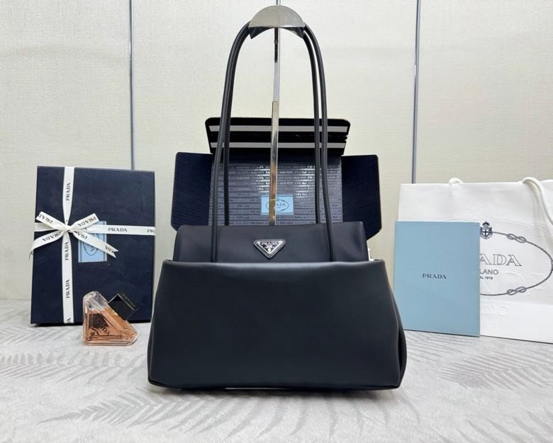 A bag тоут 28 cm of veal skin 1BA495