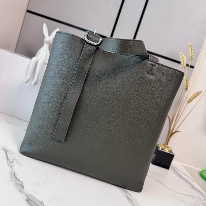 A bag тоут 35 cm of grained veal skin