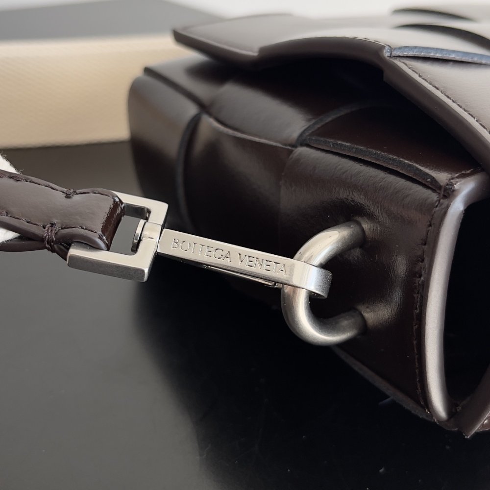 Сумка трансформер Cassette из плетеной кожи 26 см фото 3