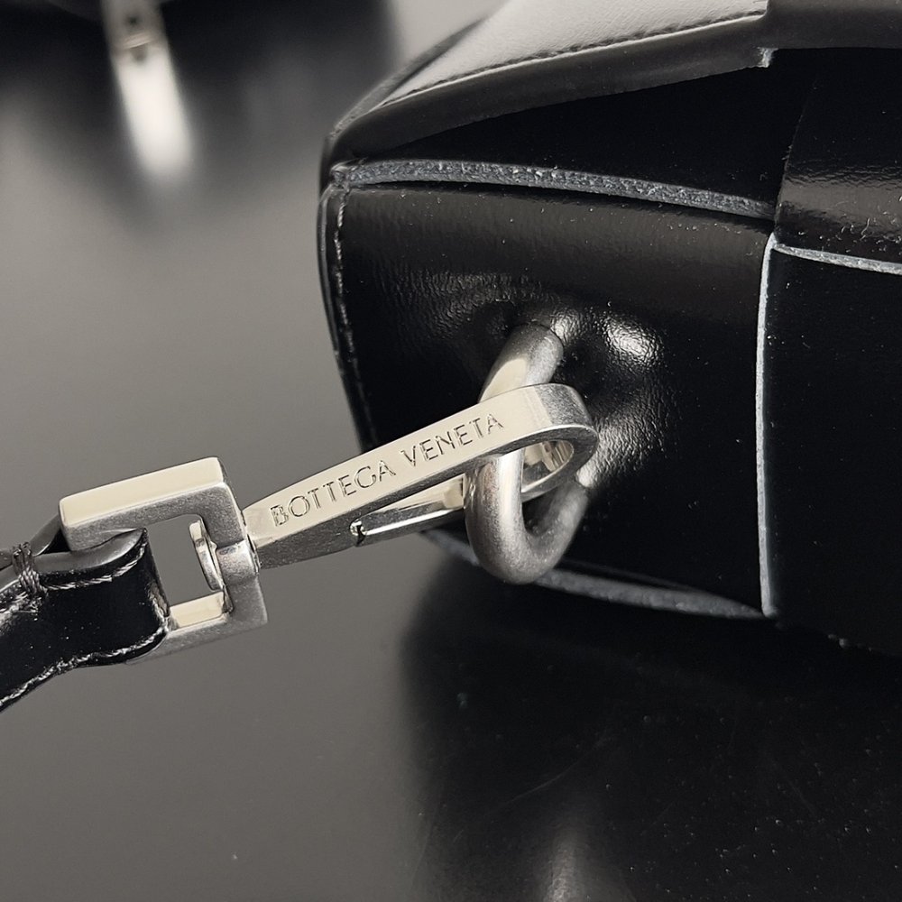 Сумка трансформер Cassette из плетеной кожи 26 см фото 3