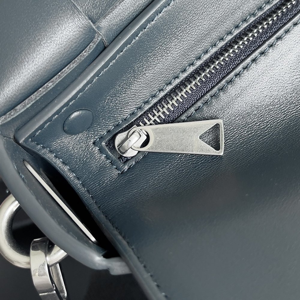 Сумка трансформер Cassette из плетеной кожи 26 см фото 7