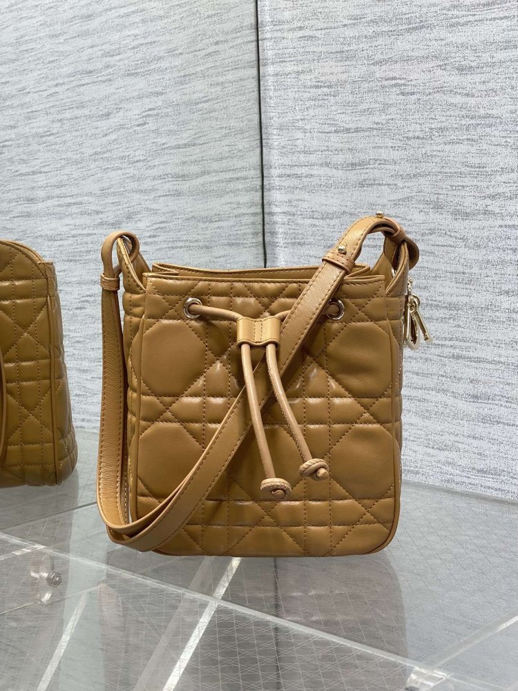 Сумка ведро кожаная Dior Caro 17 см