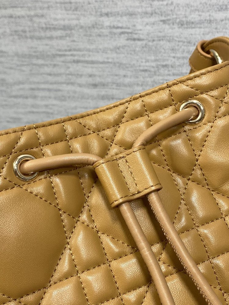 Сумка ведро кожаная Dior Caro 17 см фото 3