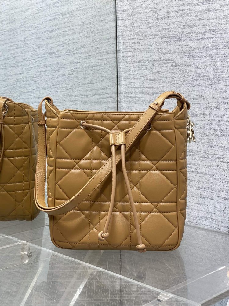 Сумка ведро кожаная Dior Caro 23 см