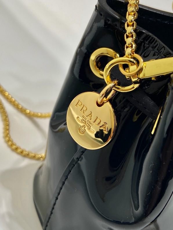 Сумка ведро мини из лакированной кожи 10 см фото 3