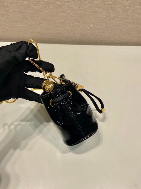 Сумка ведро мини из лакированной кожи 10 см фото 5