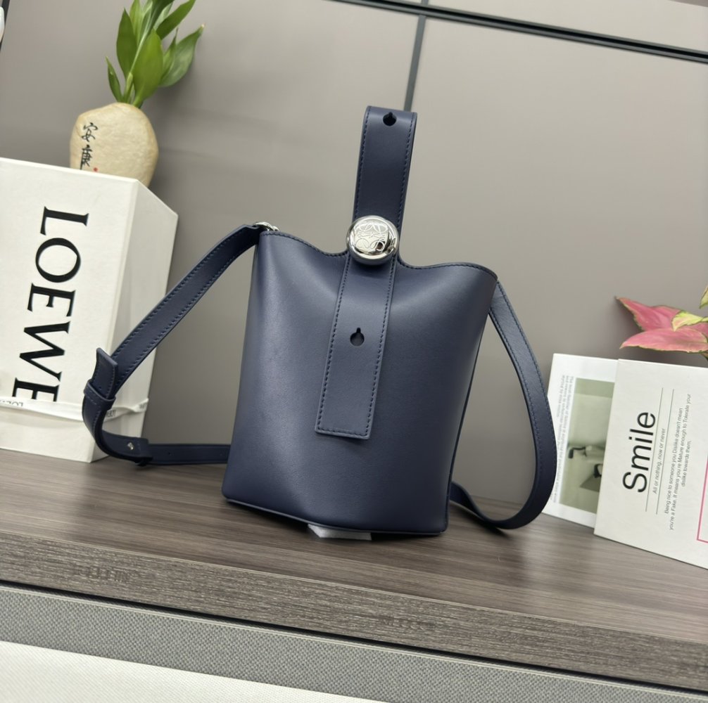 Сумка ведро Pebble Bucket 16 см из мягкой зернистой коровьей кожи