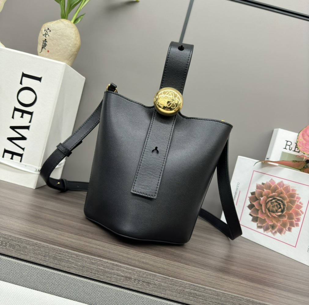 Сумка ведро Pebble Bucket 16 см из мягкой зернистой коровьей кожи