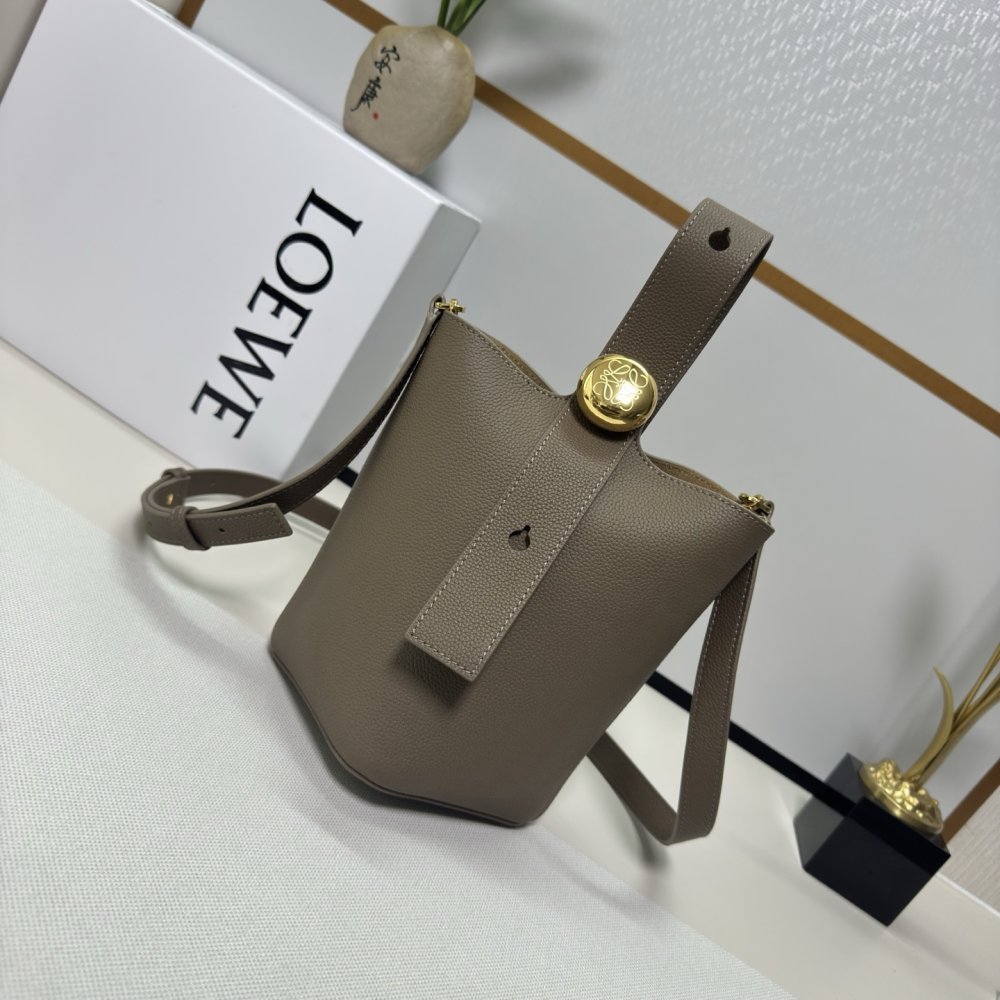 A bag bucket Pebble Bucket 16 cm of soft grained cow skin