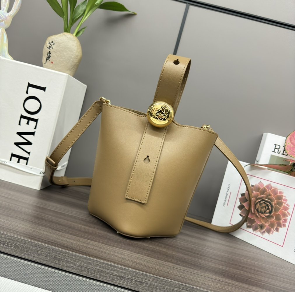 Сумка ведро Pebble Bucket 16 см из мягкой зернистой коровьей кожи
