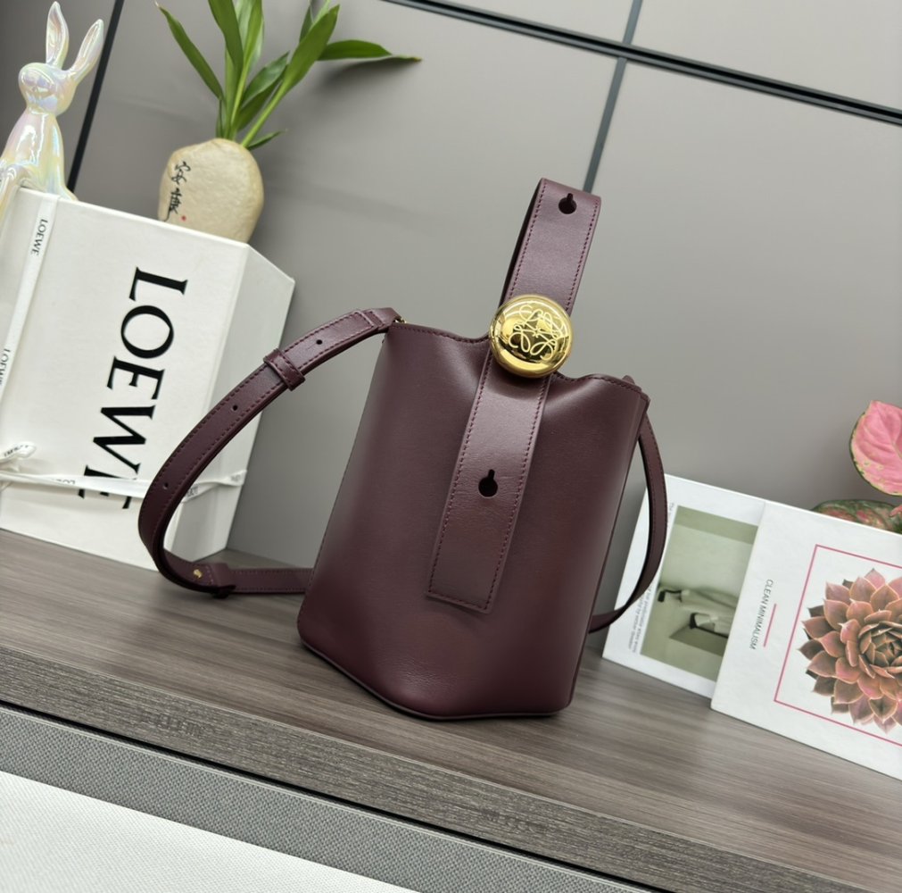 A bag bucket Pebble Bucket 16 cm of soft grained cow skin