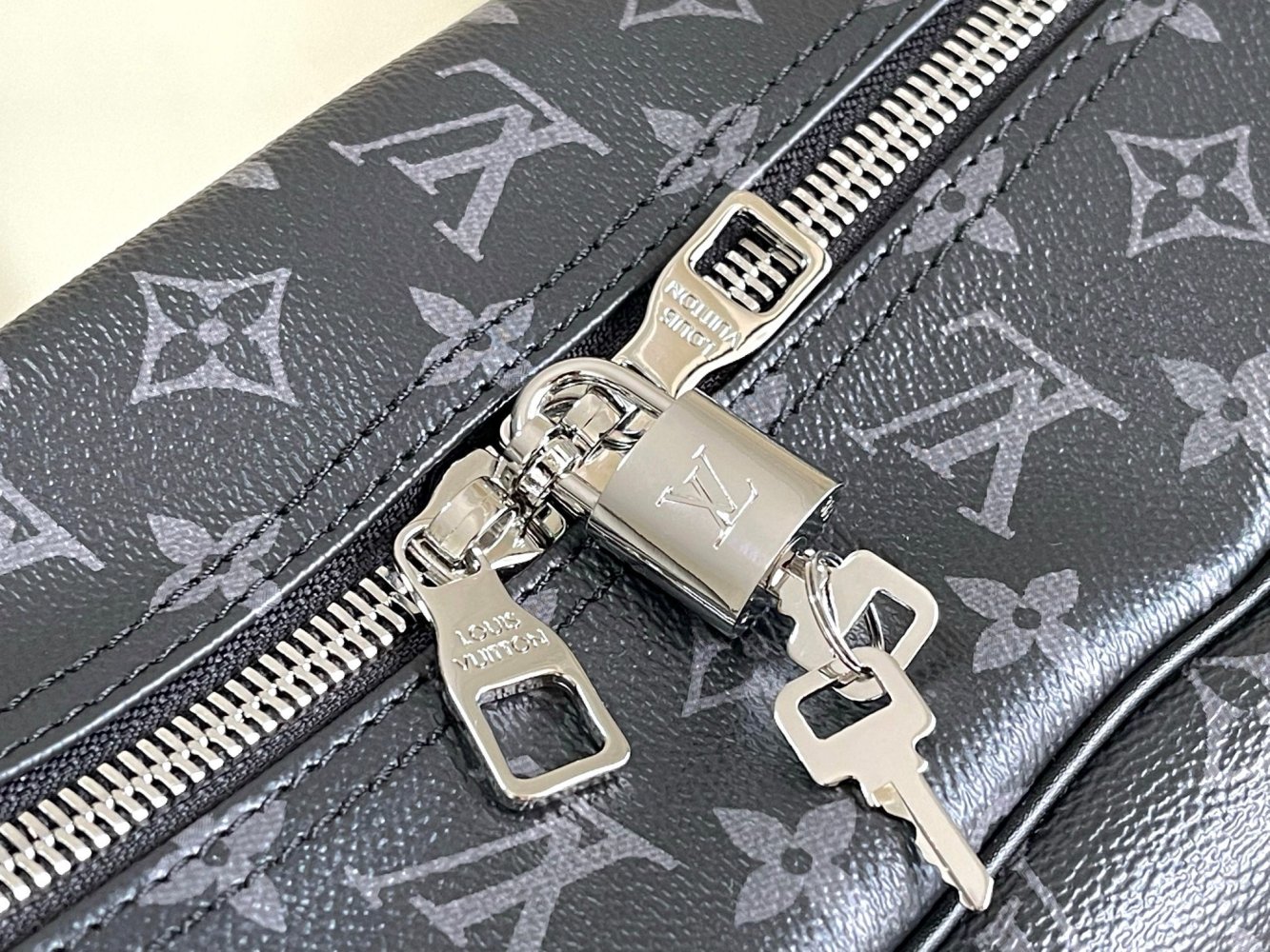 Сумка Weekender из канвы Monogram Eclipse 46 см фото 7