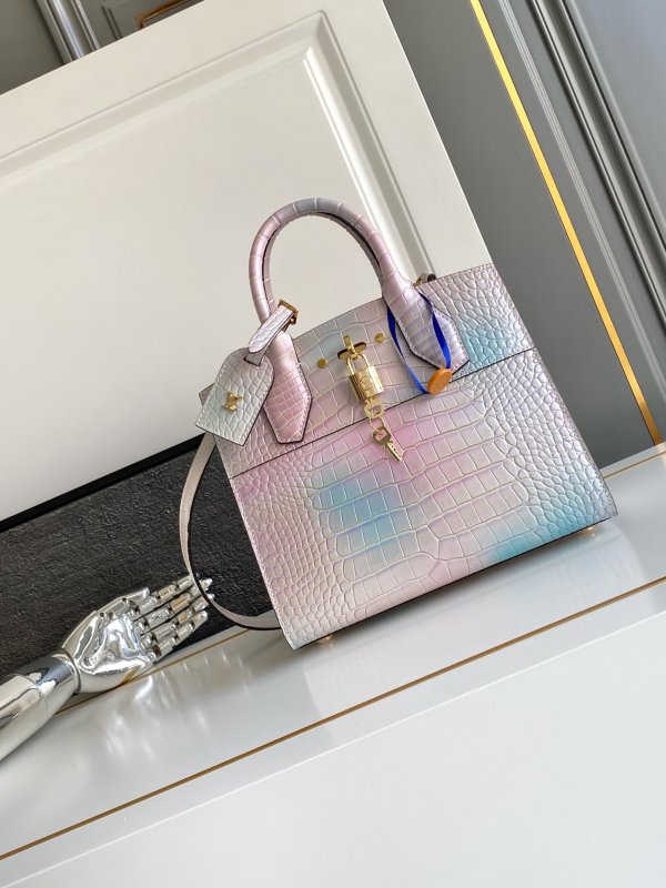 Сумка женская City Steamer PM 27 см из кожи крокодила цвета Dream Pink