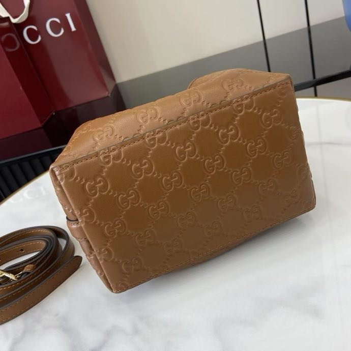 Сумка женская из коллекции GG Emblem 18 см фото 4