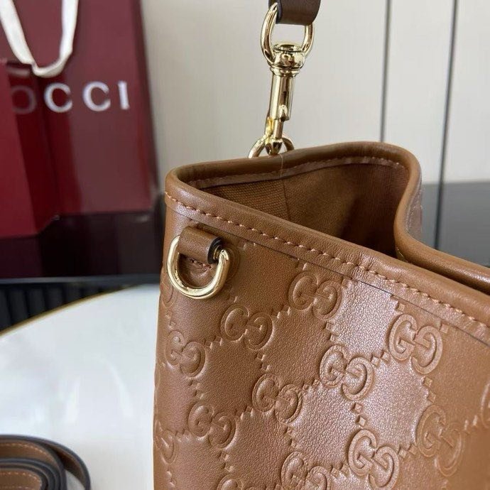 Сумка женская из коллекции GG Emblem 18 см фото 5