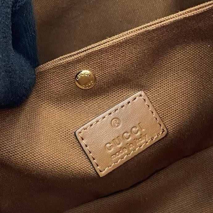 Сумка женская из коллекции GG Emblem 18 см фото 7