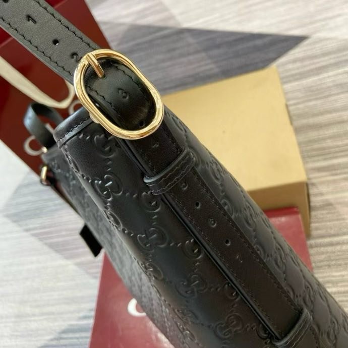 Сумка женская из коллекции GG Emblem 24 см фото 2