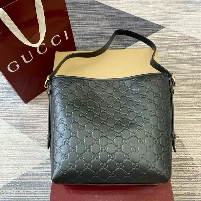 Сумка женская из коллекции GG Emblem 24 см фото 4