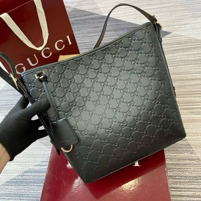 Сумка женская из коллекции GG Emblem 24 см фото 6