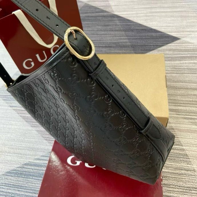 Сумка женская из коллекции GG Emblem 24 см фото 7